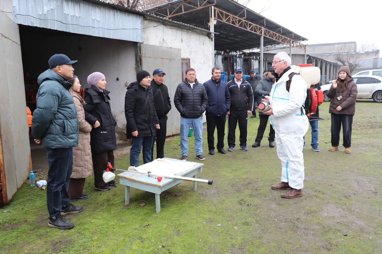 Ортолук Азиядан келген адистерге чегиртке каршы ультрамалообъемдүү бүркүүчү аппараттар менен иштөөнү үйрөтүүдө