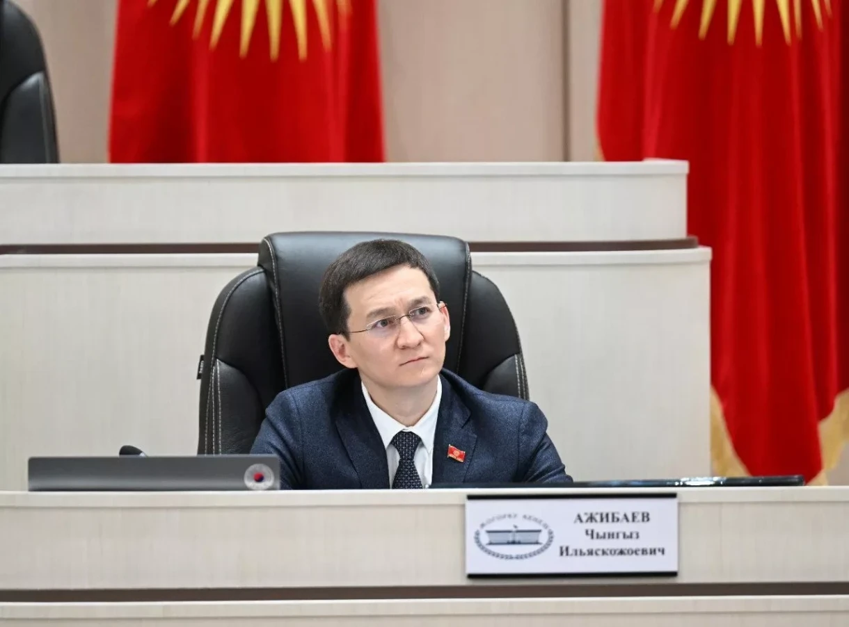 Чынгыз Ажибаев Жогорку Кенештин биринчи орун басарынын ыйгарым укуктарын токтотту