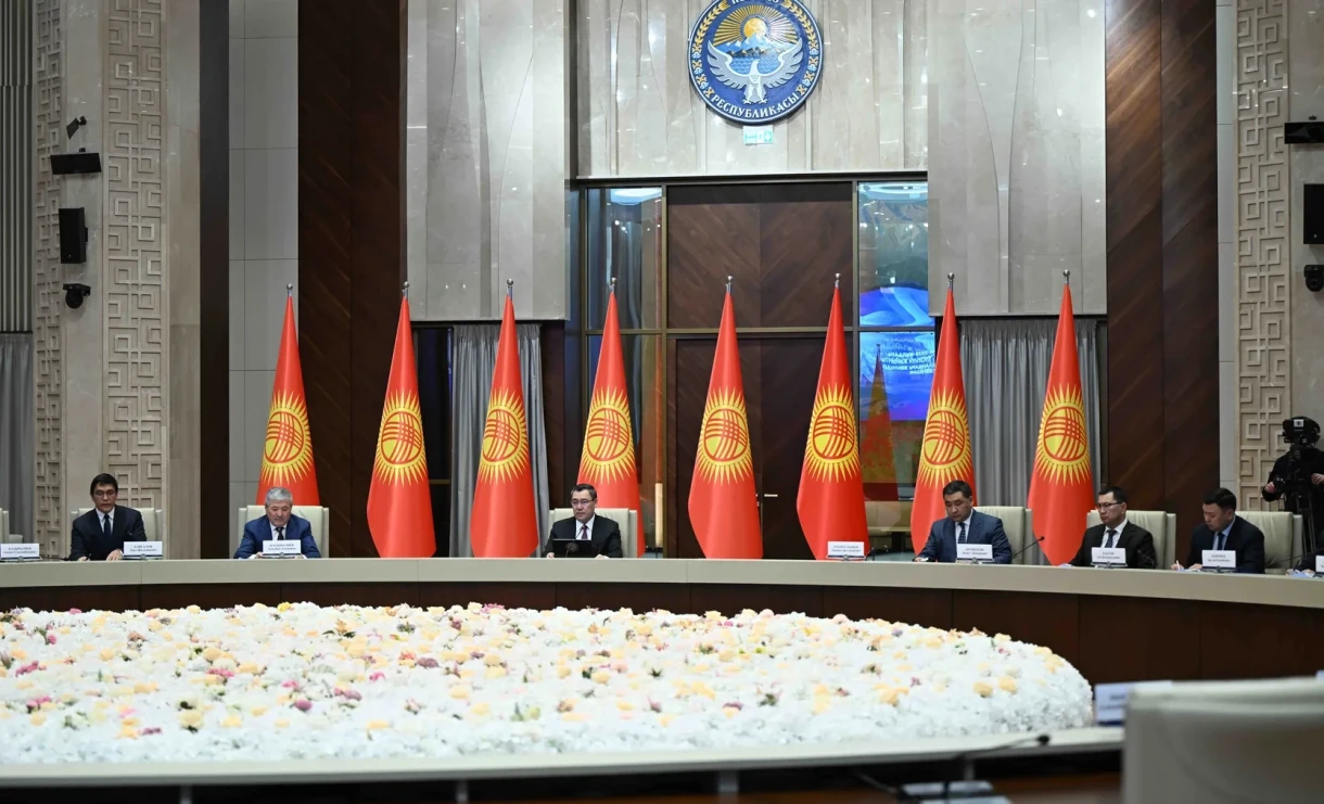 Эмгектенгиле адилеттүү болуп, адамдарга жакын болуңуздар – президенттин кызматкерлерге кайрылуусу