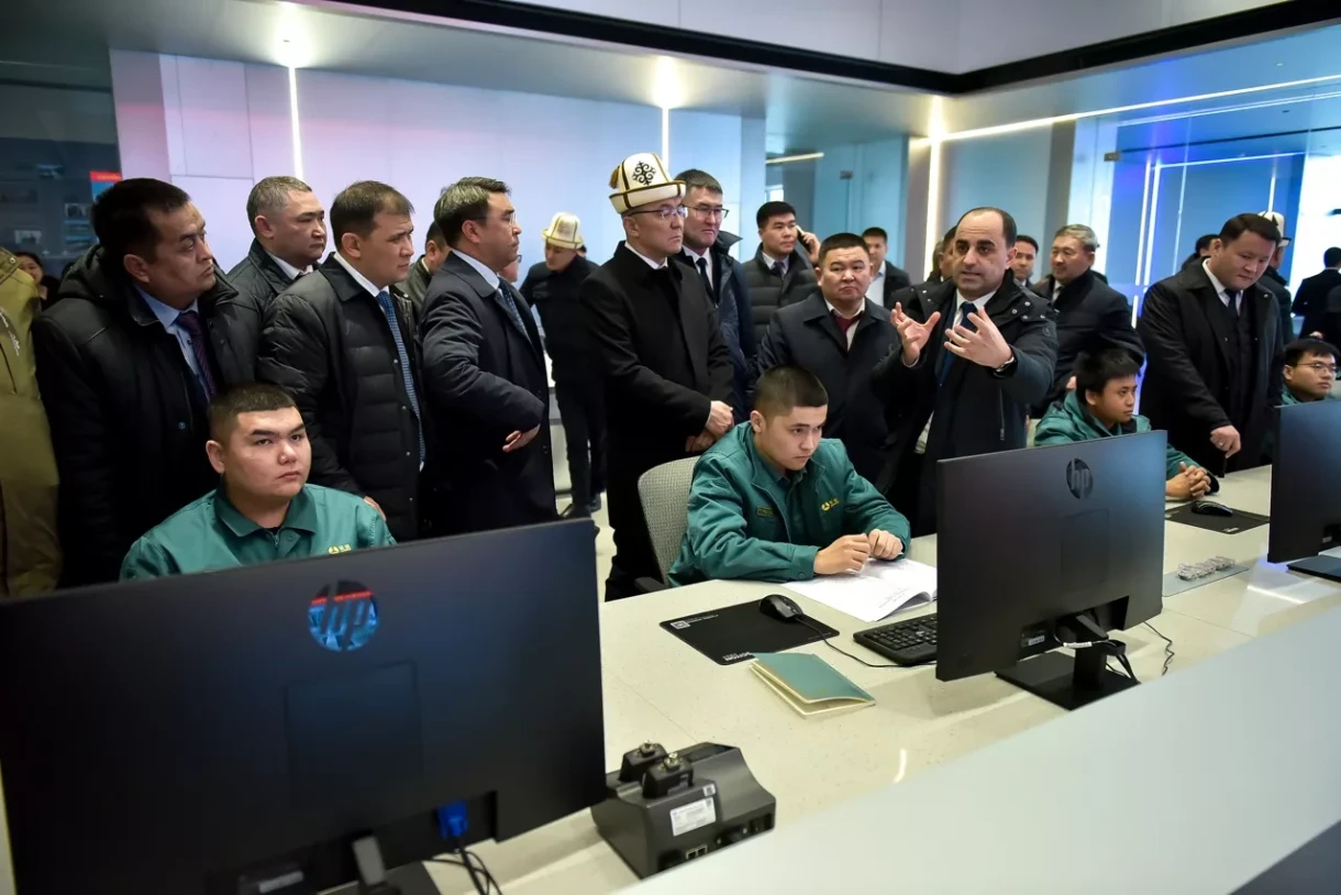Губернаторлор, мэрлер жана акимдер Бишкектеги биринчи ТБОну электр энергиясына кайра иштетүү заводуна барышты