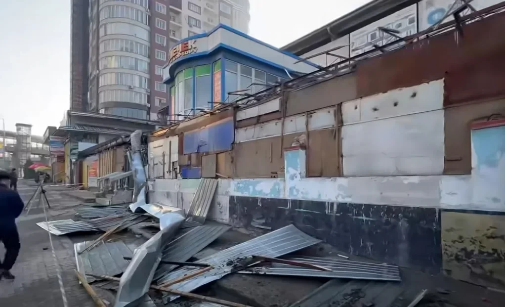 В Оше закрыли старый рынок «Келечек», торговцы переходят на новое место