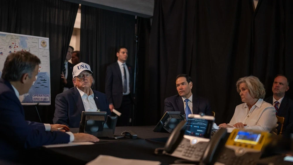 <b>Сүрөт </b>— Трамп Мар-а-Лагодон Иранга каршы «Эпикалык каар» операциясын кандай башкаргандыгы тууралуу