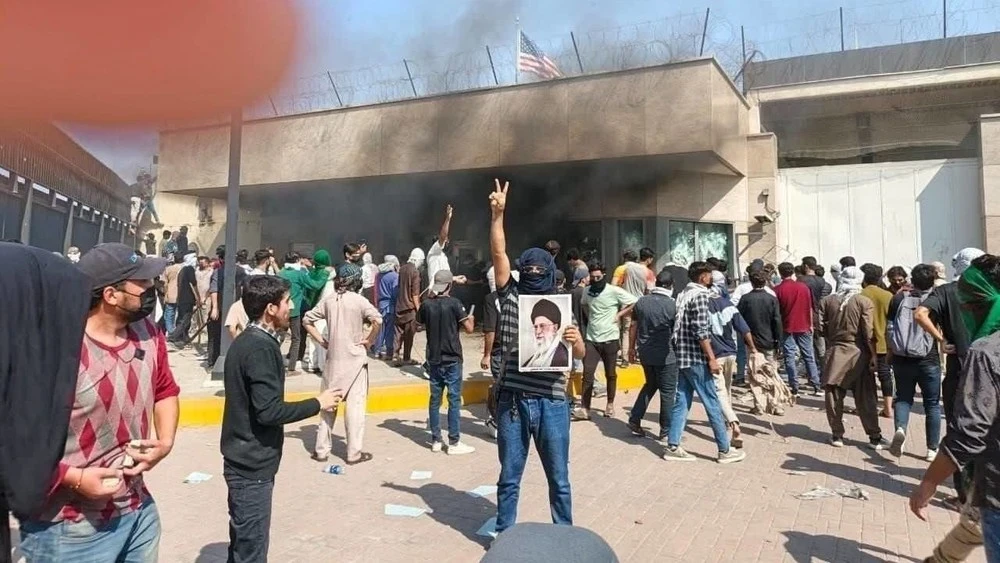 Пакистанда нааразычылык билдиргендер Карачи шаарындагы Америка консулдугуна кол салып, каза болгондор бар