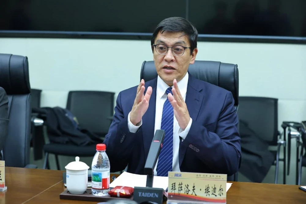 Кыргызстандык чиновниктерге Кытайдын Шаньдунь провинциясында унаа кантип курулаарын көрсөтүштү.