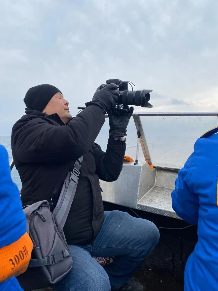 Кинематографисты Кыргызстана снимают документальный фильм об Иссык-Куле. Фото