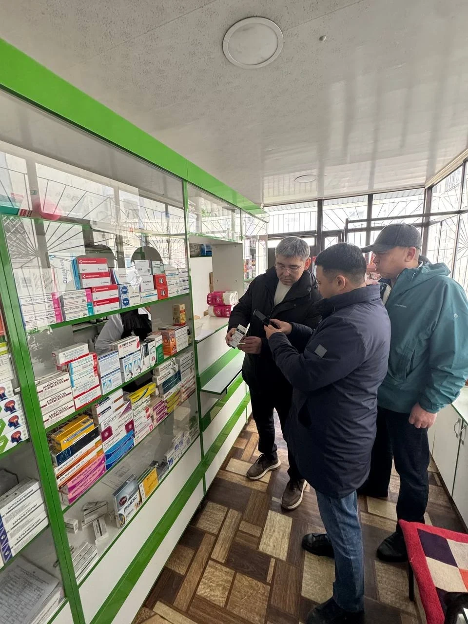 Министрдин башчысы Түштүк Кыргызстанда дары-дармектердин электрондук базасын киргизүүнү текшерди