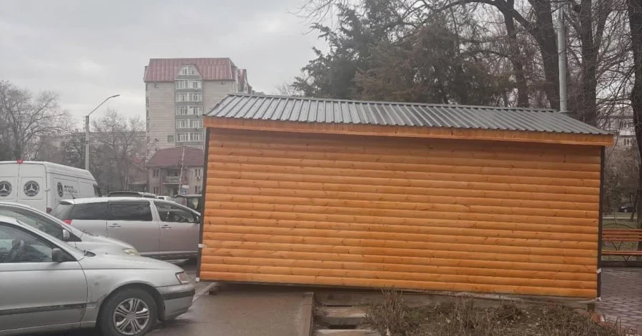 На "радость пешеходам" установили павильон в сквере им. Т. Молдо