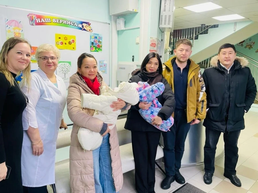 Россиядан ата-энесиз калган эки бала кайтарылды