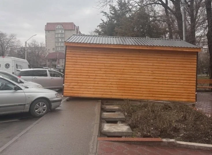 Бишкекте Тоголок Молдо атындагы сквердеги павильон тротуарды "багындырды"