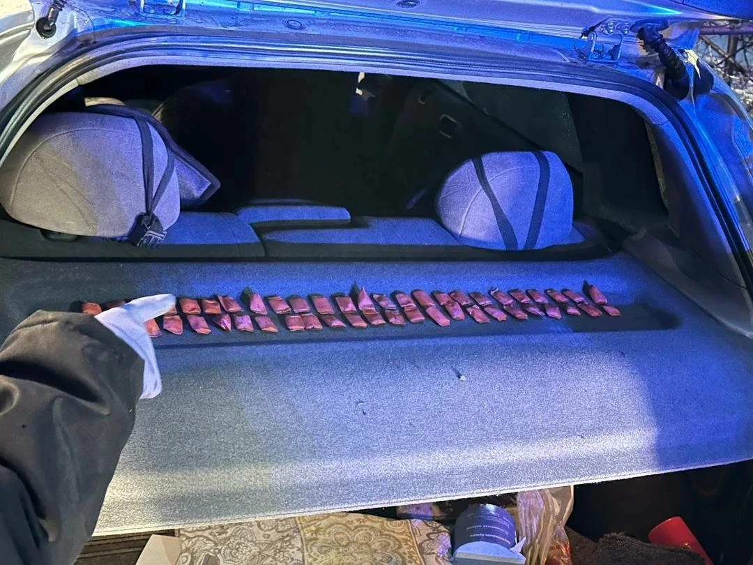 В Бишкеке задержаны подростки-закладчики с 50 дозами синтетического наркотика