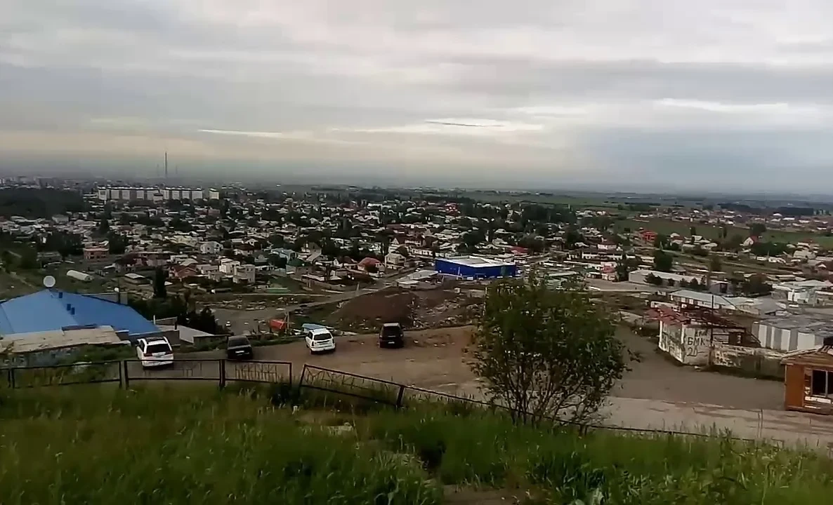 Депутат үй-бүлөлөрдү бузуу жана Кок-Жардагы айланма жолдун курулушунда компенсация берүү маселесин көтөрдү