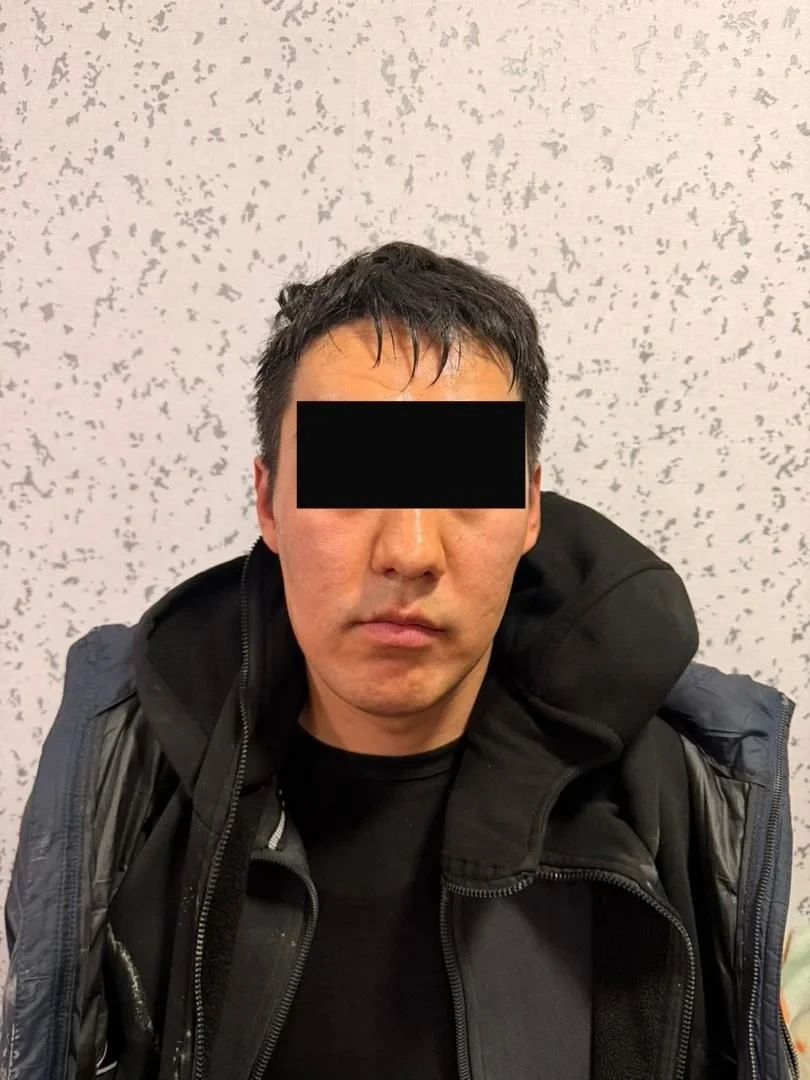 Кыргызстанда уюшкан кылмыштуу топтун мүчөлөрү аялдар катары кийинип, дүкөндөрдү жана кеңселерди тоношкон. Алар кармалды.