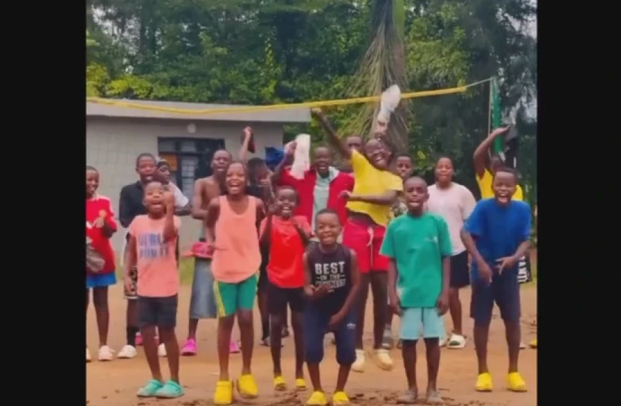 Африкадан келген балдар "Аттин ай" ырынын астында бийлеп, Кыргызстанга келүүнү каалашат