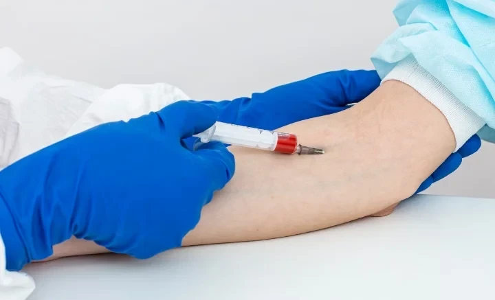 Министрлик инъекцияларды ФАПтарда жүргүзүүгө коюлган тыюуну кайра карап чыгууга чакырды