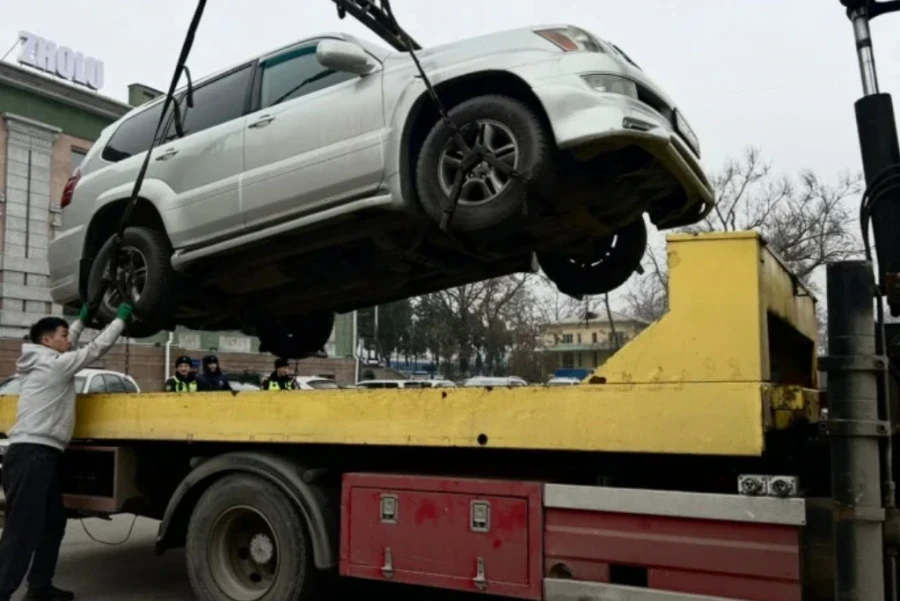 Бир күндө Бишкекте 100дөн ашык унаа эвакуацияланды