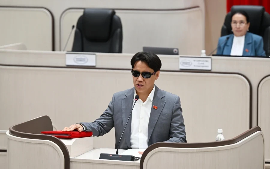 The ex-husband of a Kyrgyz woman demands money for consent to take the child abroad.