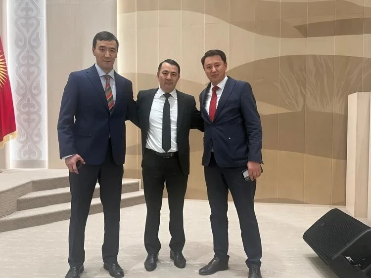 The Speaker of the Parliament reconciled deputies Mederbeka Alieva and Ulukbeka Karybek uulu.