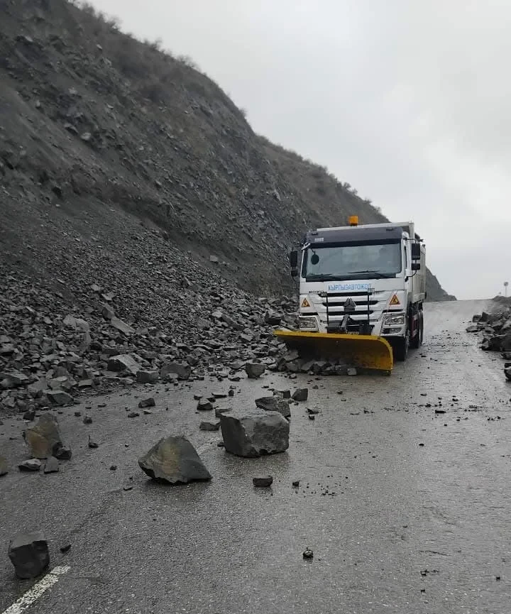 The cleaning of the Aral – Kazarman highway from fallen rocks has been completed.