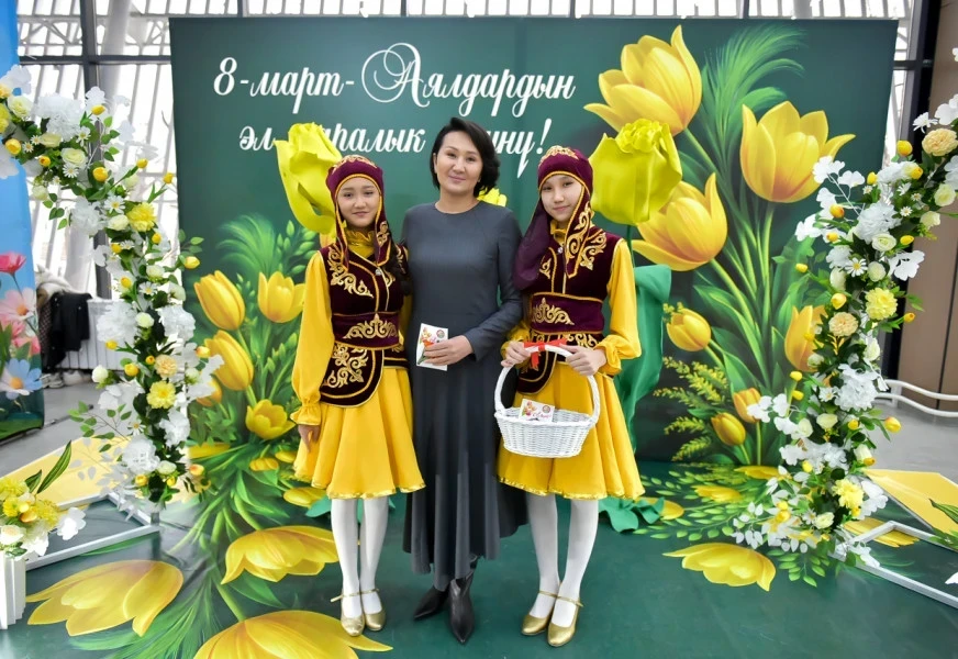 Фото дня: первой леди на празднике в Бишкеке подарили цветок Айгуль