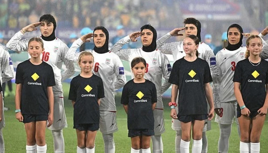Iranian female football players performed the anthem against the backdrop of strikes on Tehran