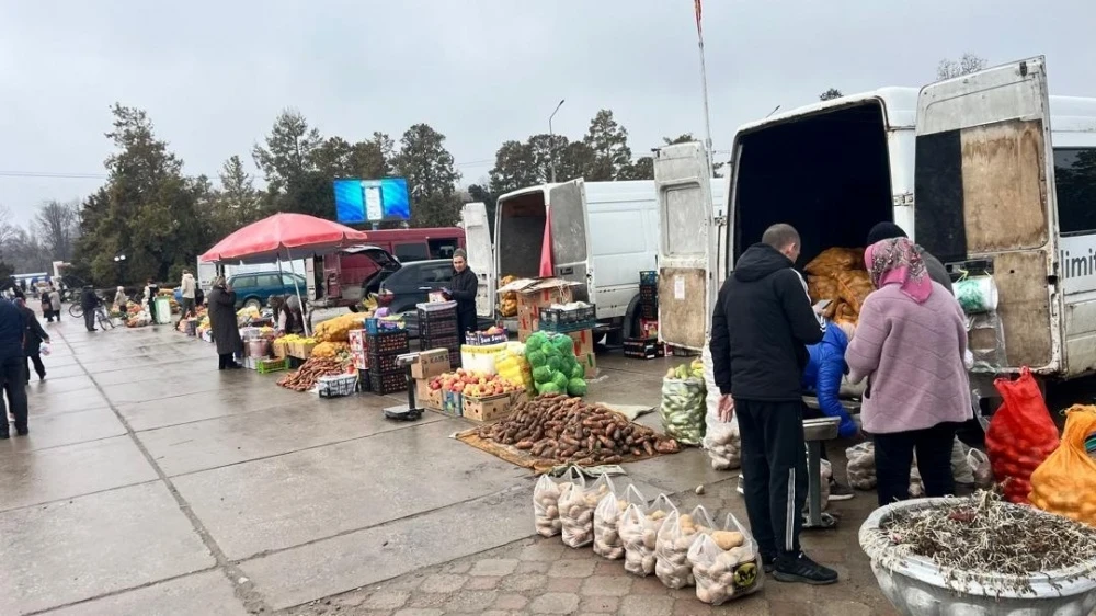 Базардан төмөн баалар Токтогул районундагы жарманкеге сатып алуучуларды тартты