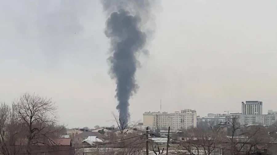 Мүмкүн жарылуу болуп кетиши мүмкүн. Бишкектин борборунда күйүүчү май сакталган турак үй отко оролду.