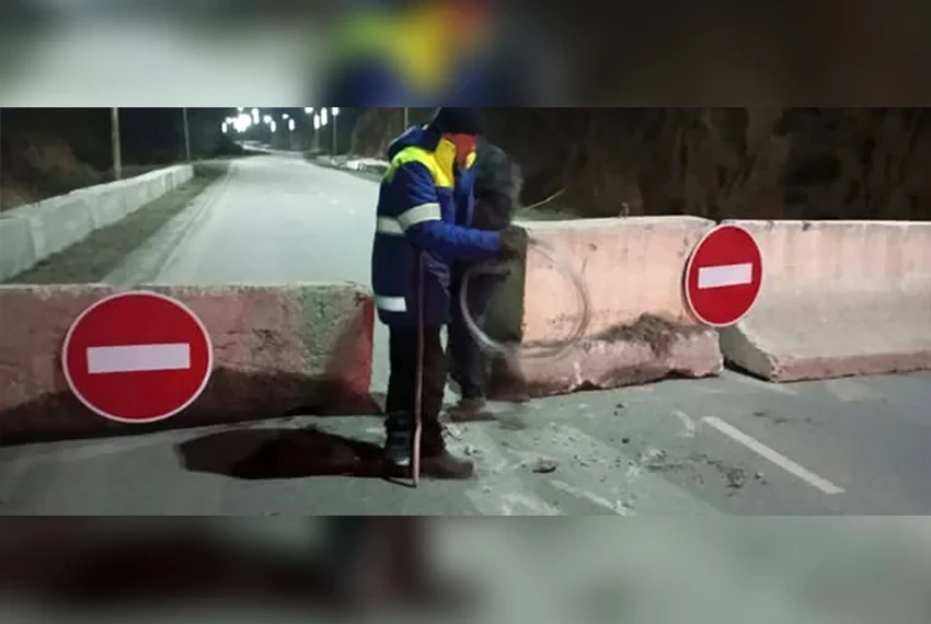 Камындар жантайыштан кулап жатат. Нарын шаарында Жаны-Жол жолун жапты