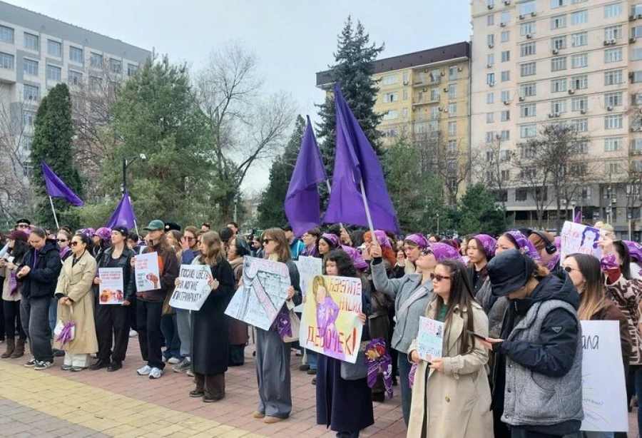 Уруп - сүйүү дегенди билдирбейт: Бишкекте аялдардын укуктары тууралуу эскертишти