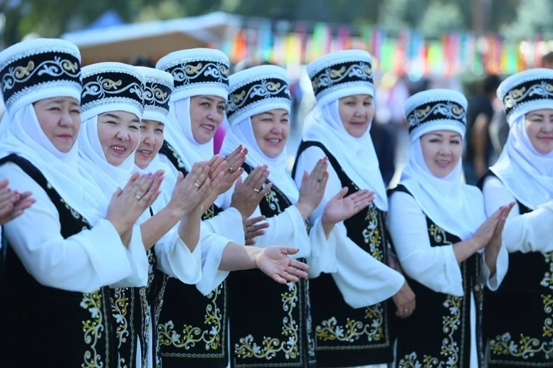 Кыргызстандын аялдары сан менен: калктын жарымынан көбү эркектерден узак жашашат