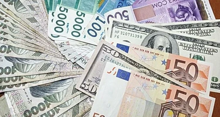 Евро и рубль обновили годовые минимумы. Курс валют на 10 марта