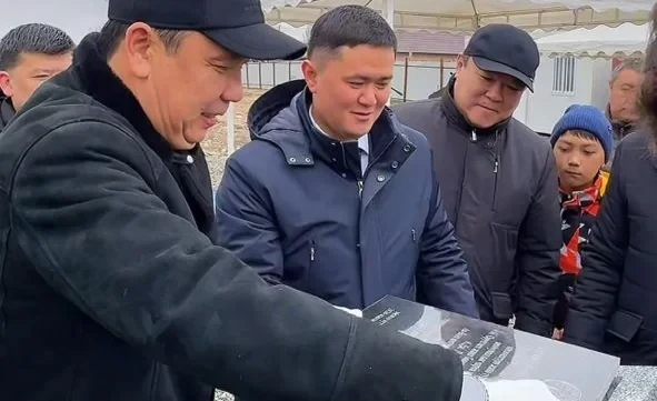 «Ак-Бата» жашоочулар массивинде жаңы мектептин курулушу үчүн капсула салынды