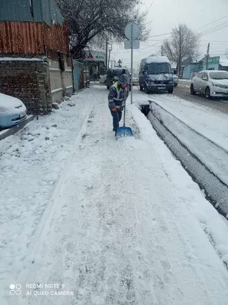 Более тысячи сотрудников «Тазалыка» задействованы в уборке снега в Бишкеке
