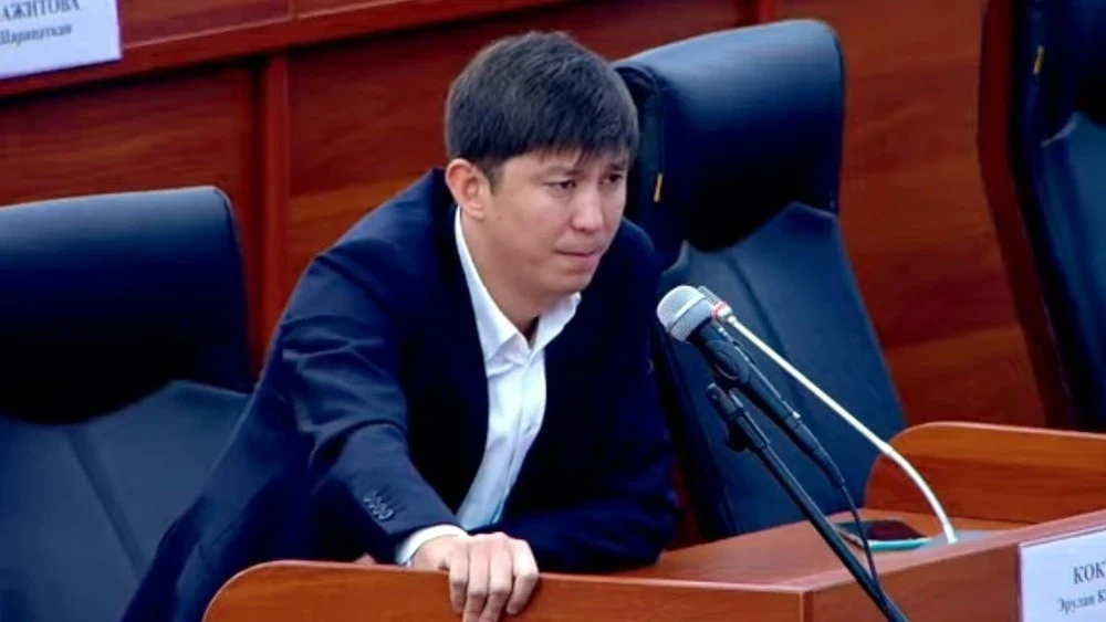 Садыр Жапаров - Эрулану Кокулову: "Вы сами опускаете статус парламента"