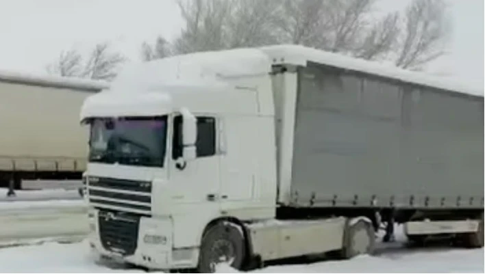 На посту "Сосновка" трассы Бишкек - Ош застряли 120 грузовых машин. Проезд временно закрыт