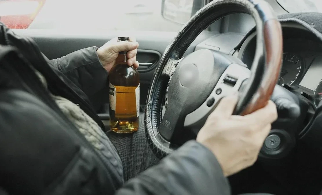 ЖК экинчи окууда мас абалында унаа башкаруу үчүн жоопкерчиликти күчөтүү боюнча мыйзам долбоорун кабыл алды