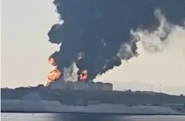 Три судна попали под обстрел у Ормузского пролива, в Омане и Бахрейне дроны атаковали топливные резервуары