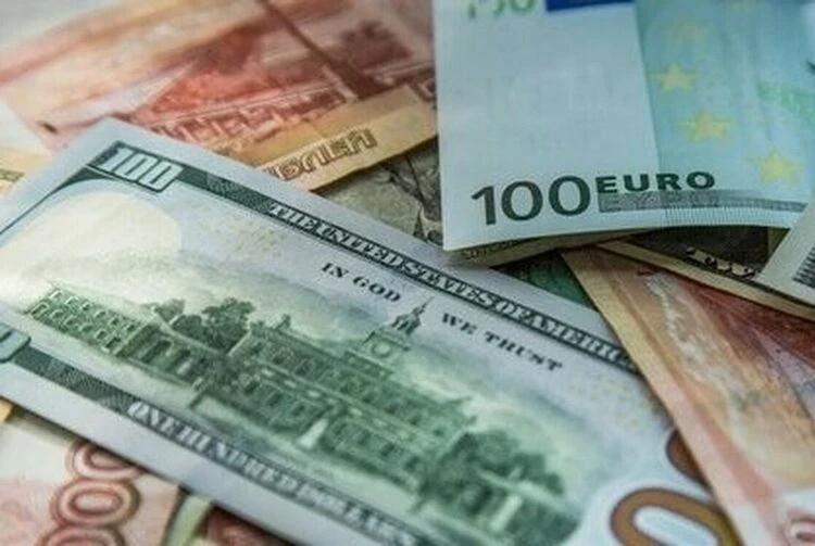 Рубль вновь подешевел, тенге обновил максимум месяца. Курс валют на 12 марта