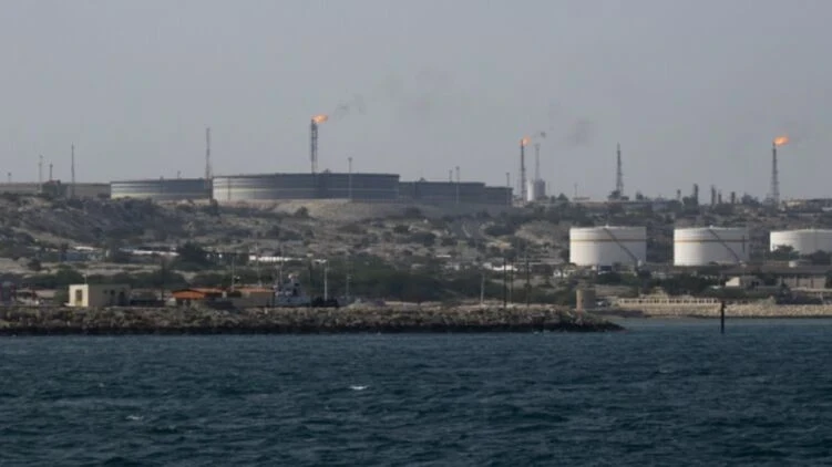 Иран грозит уничтожить нефтегазовые объекты стран, которые предоставят Штатам базу для атаки на остров Харк