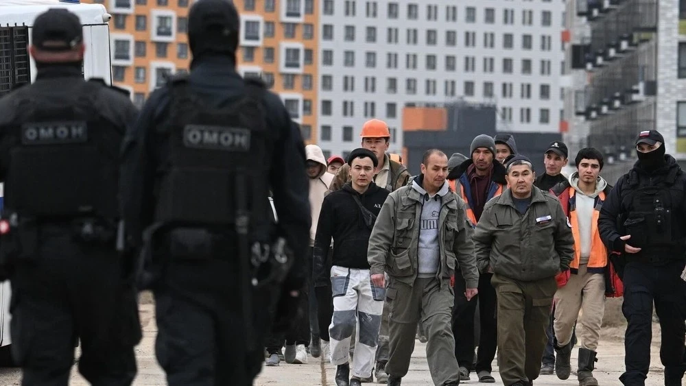 Госдума разрешила проводить медосмотр таджикских мигрантов до их приезда в Россию