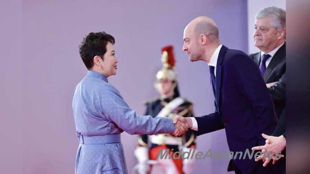 Французская дипломатия: встреча министра МИД Франции с его монгольским коллегой. Фото