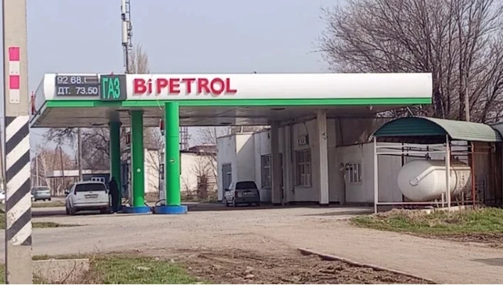 Налоговики нашли заправку, где продавали бензин без маркировки. Изъято 8,5 тонны топлива