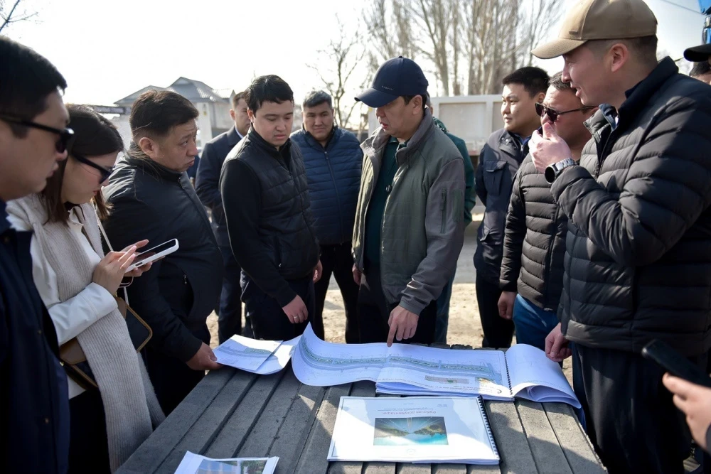 На какой стадии строительство сквера на ул. Профсоюзной? Айбек Джунушалиев провел рейд