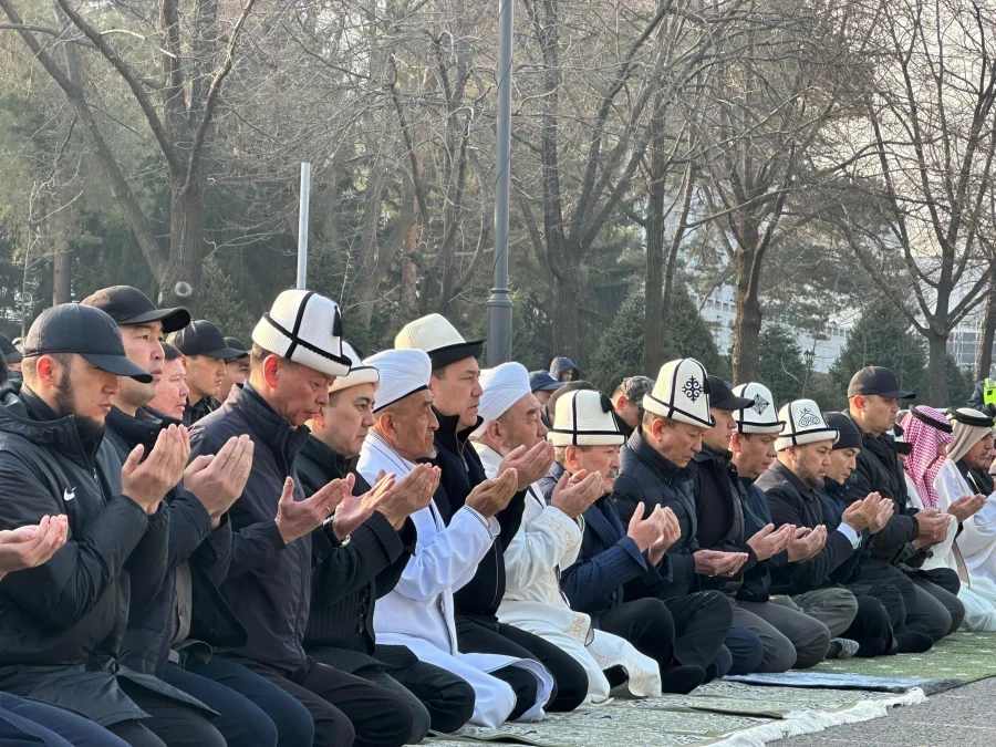 Садыр Жапаров принял участие в айт-намазе в честь Орозо айта в Бишкеке