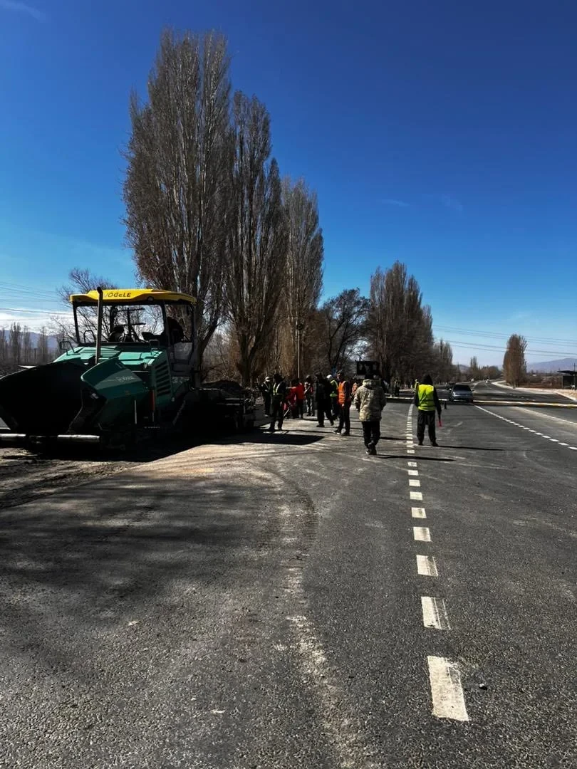 В Иссык-Кульской области начались первые работы по укладке асфальта южной дороги