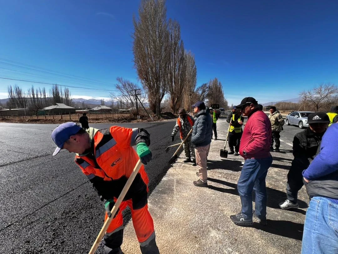 В Иссык-Кульской области начались первые в 2026 году работы по асфальтированию