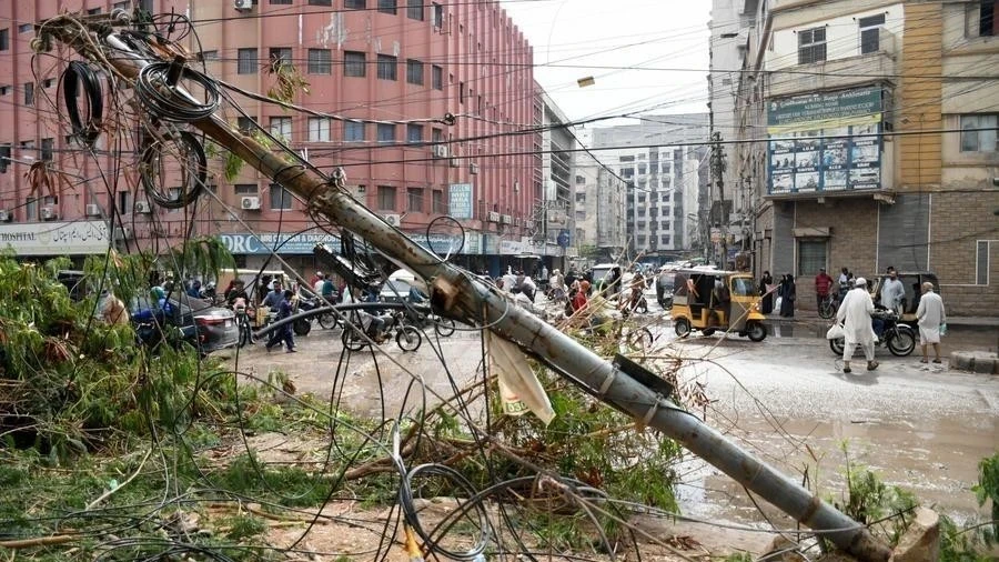 В результате проливных дождей на юге Пакистана погибли 17 человек, 30 человек получили ранения