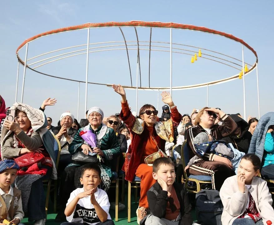 Мировой рекорд. В Алматы в Нооруз установили самый большой шанырак