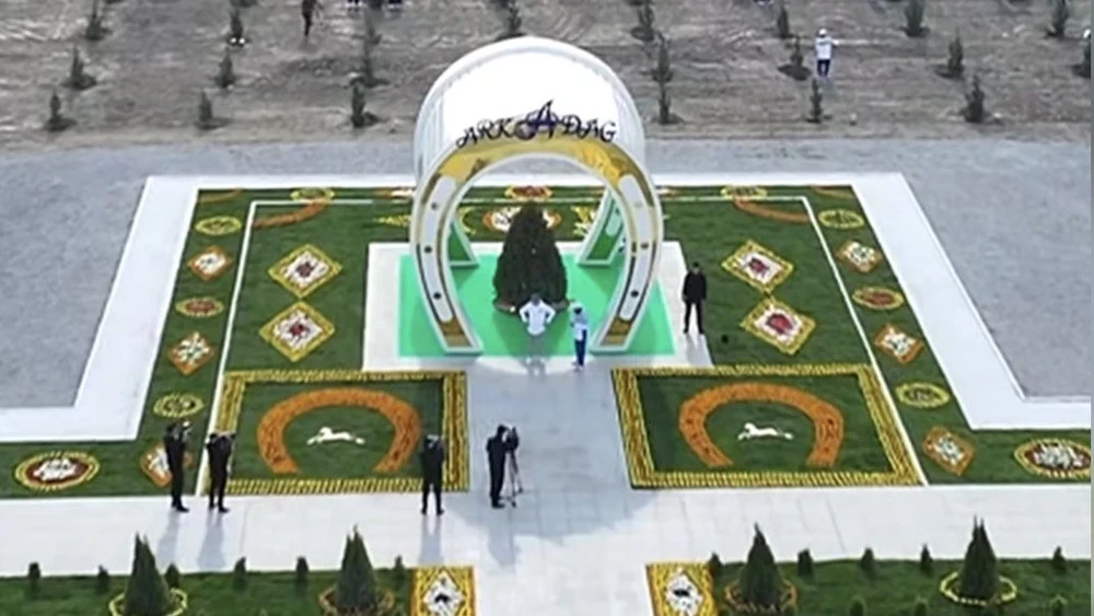 In Turkmenistan, over 600,000 seedlings have been planted. The Berdymukhamedovs planted two trees.