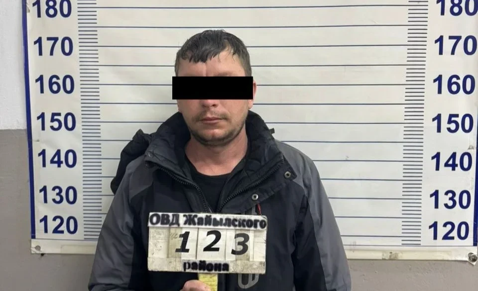 В Кара-Балте мужчина ночью проник в дом пенсионерки и ограбил ее