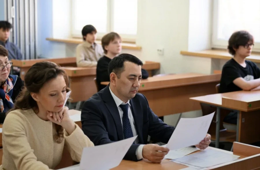 Депутаты ЖК прилетели в Москву и прошли школьные тесты для детей мигрантов